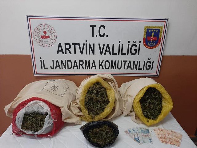 Artvin’de 4 kilo 183 gram kubar esrar ele geçirildi: 2 kişi tutuklandı