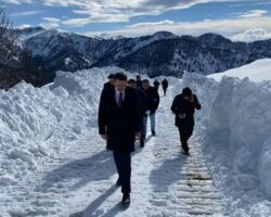 Korumalı: BORÇKA KAYMAKAMI BULAT, MACAHEL ZİRVESİNDE KAR ÇALIŞMALARINI YERİNDE İNCELEDİ
