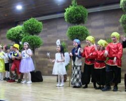 ÖĞRENCİLERİN SAHNE GÖSTERİLERİ BEĞENİ TOPLADI