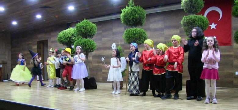 ÖĞRENCİLERİN SAHNE GÖSTERİLERİ BEĞENİ TOPLADI