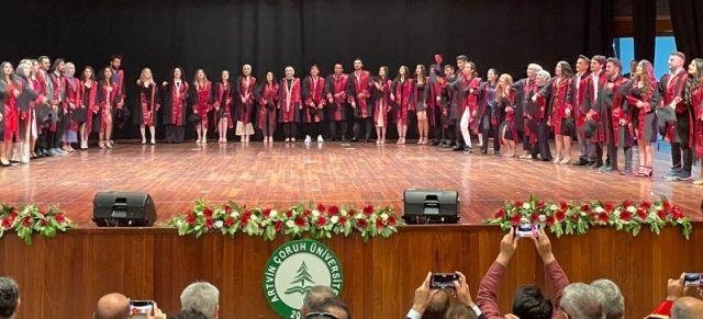 AÇÜ 2021-2022 Mezunlarına Tören Yaptı