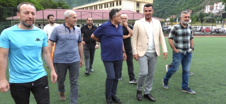 Yılmaz Vural, Borçka Trabzonspor Futbol Okulunu Ziyaret Etti