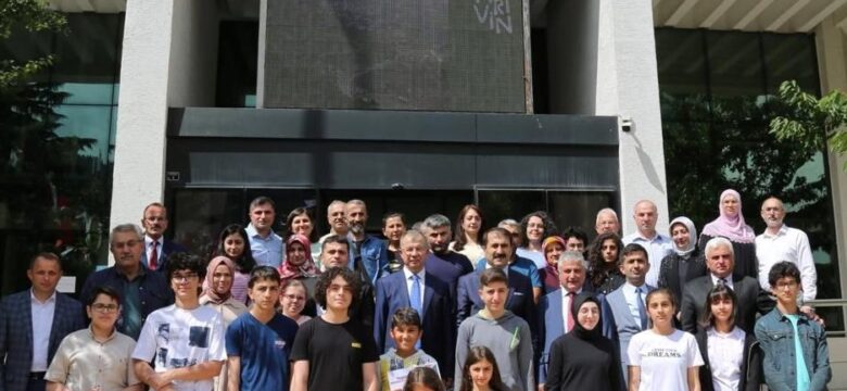 Artvin Valisi Doruk LGS’deki Başarılı Öğrencileri Ödüllendirdi