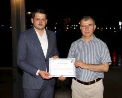 Artvin Valisi Doruk, Borçka Kaymakamı Bulat’ı Başarı Belgesi İle Ödüllendirdi