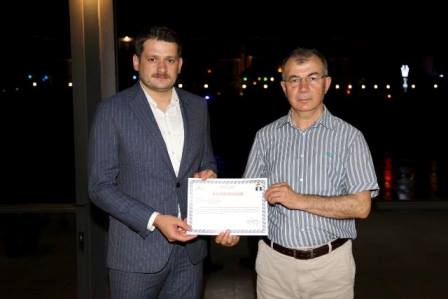 Artvin Valisi Doruk, Borçka Kaymakamı Bulat’ı Başarı Belgesi İle Ödüllendirdi