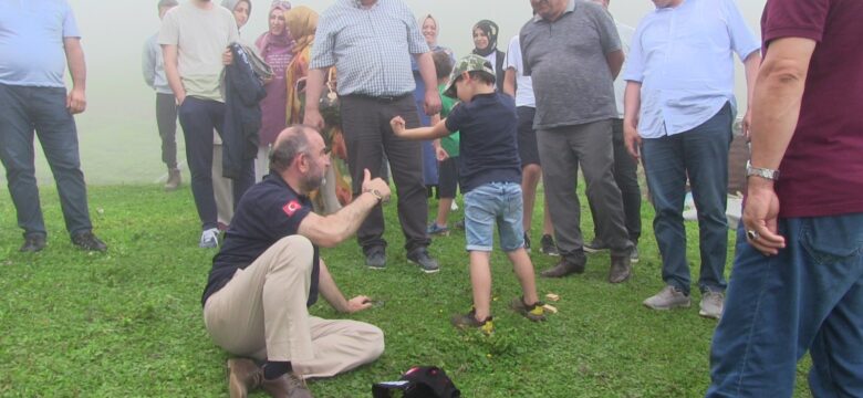 Sıcaktan bunalanlar tabiat Borçka Karagöl’de soluk alıyor