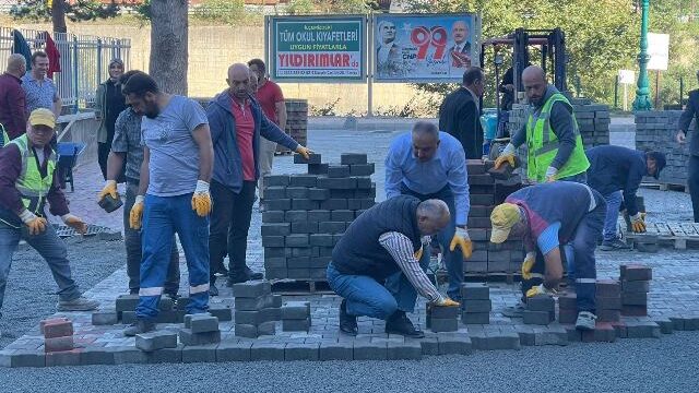 BORÇKA BELEDİYESİ İMECE USULÜ PARKE TAŞI DİZİMİ YAPTI