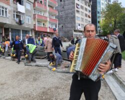 İmece ve horon eşliğinde Borçka caddeleri parke taşı döşemesi tüm hızıyla devam ediyor
