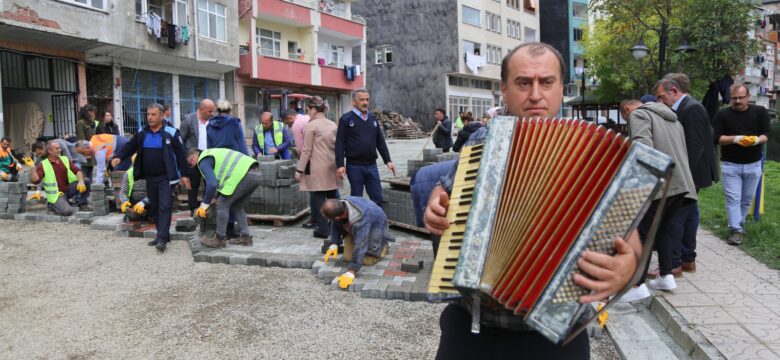 İmece ve horon eşliğinde Borçka caddeleri parke taşı döşemesi tüm hızıyla devam ediyor