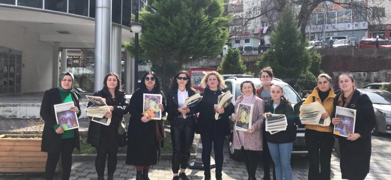 8 MART DÜNYA KADINLAR GÜNÜ’NDE “SENEDE BİR GÜN” DERGİSİNİ ÜCRETSİZ DAĞITTILAR