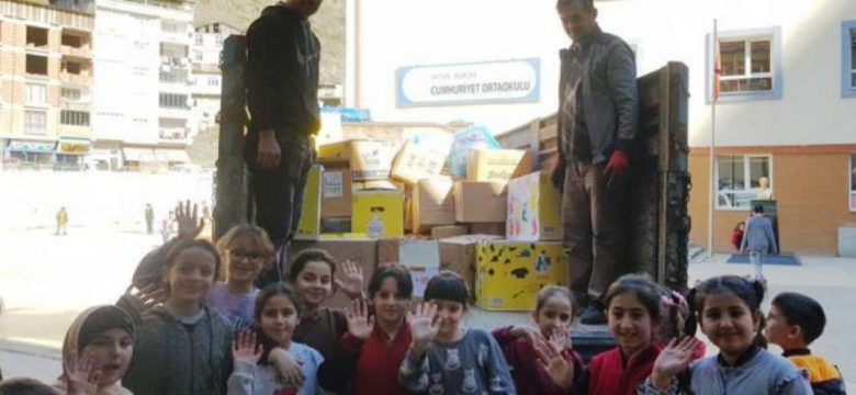 Borçka’daki Okullardan Depremzedelere Yardım