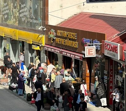 Artvin halkı ucuz meyve ve sebze için kuyruğa girdi