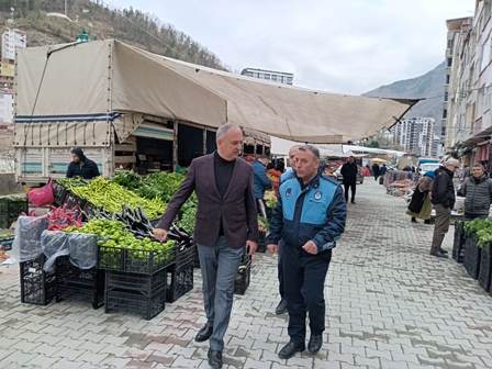 Belediye Başkanı Orhan, Cuma Sebze ve Meyve Pazar Yerini Dolaştı