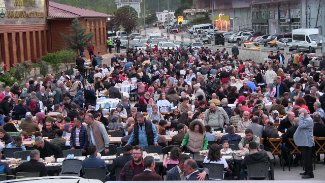 Borçka Halkı Kadir Gecesinde İftar Yemeğinde Bir Araya Geldi