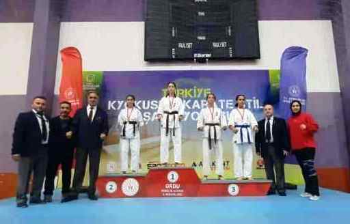 KARATE SPORCUSU ÖĞRENCİLERİMİZİN BÜYÜK BAŞARISI