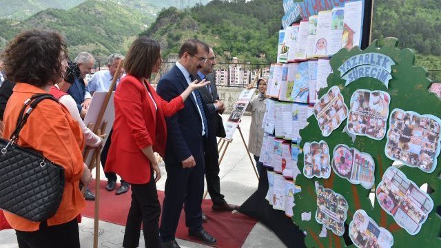 Borçka’da Minik Öğrencilerden “Kitap Tanıtımı ve İmza Günü” Etkinliği Düzenlendi