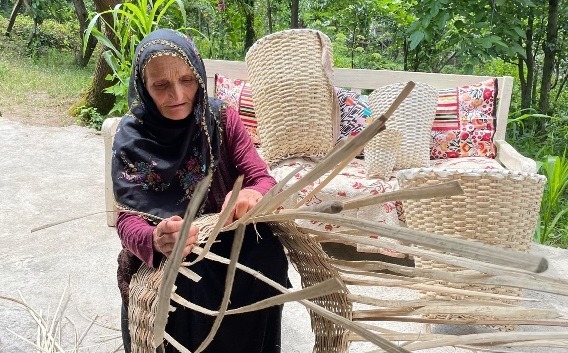 Borçka’da yaşayan 78 yaşındaki Aydın, ördüğü sepetleri hem satarak ailesine katkı sağlıyor