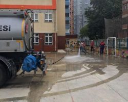 Borçka Belediyesi okul bahçelerini temizledi
