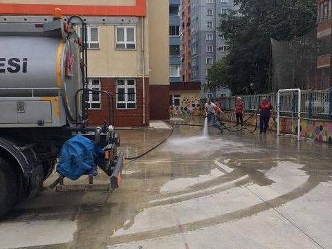 Borçka Belediyesi okul bahçelerini temizledi