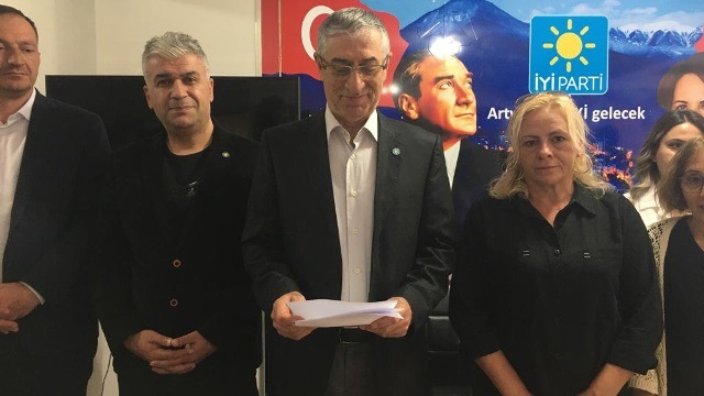 İYİ Parti Artvin İl Başkanı Sağlam, “Andımızın okullarda okutulmaması ve artan eğitim maliyetlerine” dikkat çekmek için basın açıklaması düzenledi