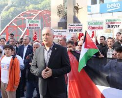 Borçka’da Filistin’e yönelik saldırılara karşı protesto yürüyüşü düzenlendi