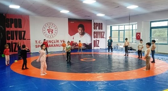 Minik Sporcular Borçka’da Güreş Antrenman ve Eğitimlerine Devam Ediyor