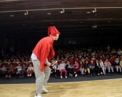 Tiyatro Festivali’nde yer alan çocuk oyunları okullarda çocuklarla buluştu