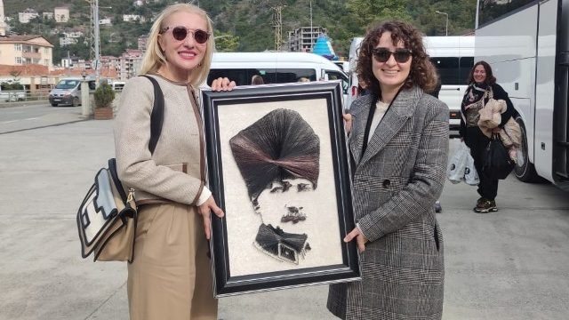 Turizm Bakanı’nın Eşi Pervin Ersoy Borçka Karagölü Ziyaret Etti