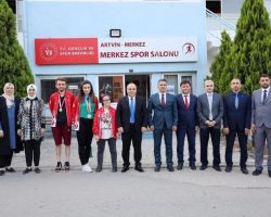 Vali Cengiz Ünsal, Artvin Gençlik ve Spor İl Müdürlüğünü ziyaret etti