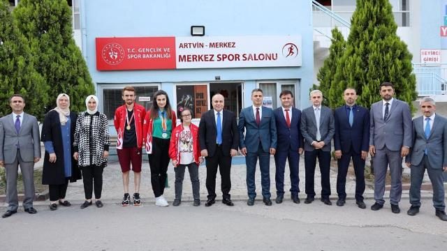 Vali Cengiz Ünsal, Artvin Gençlik ve Spor İl Müdürlüğünü ziyaret etti