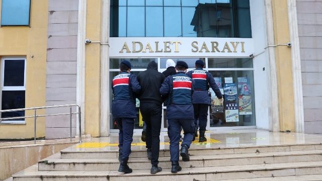 Artvin’de 15 düzensiz göçmen yakalandı