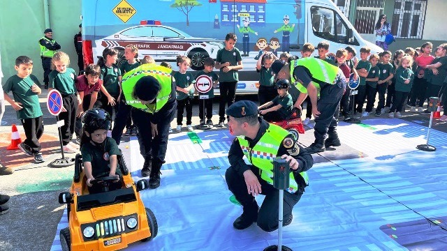 Artvin’de jandarma ekipleri okullarda öğrencilere uygulamalı trafik eğitimi verildi