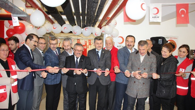 Türk Kızılayı Artvin Çoruh Üniversitesi öğrencileri için butik mağazası açtı