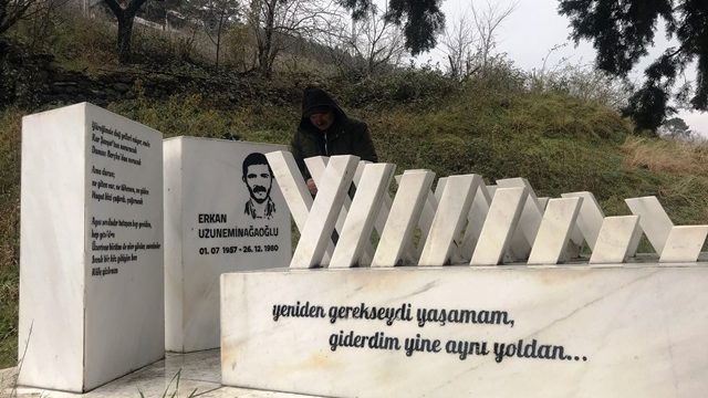 Devrimci Erkan Uzuneminağaoğlu mezarı başında anıldı