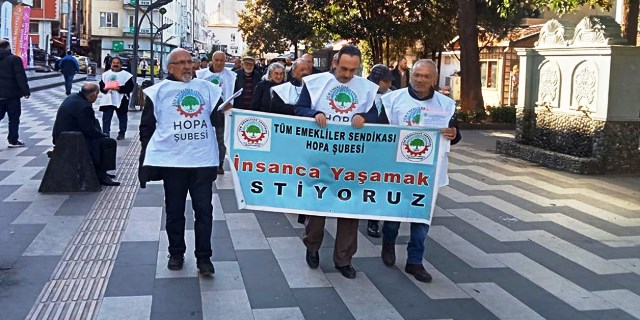 Tüm Emekliler Sendikası Hopa Şube Başkanı Aydın, “Açıkladığınız en düşük emekli maaşları ile cesaretiniz varsa bir ay siz yaşayın”