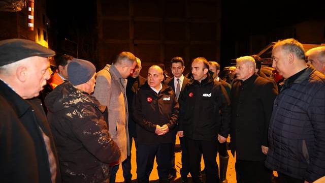 Artvin Valisi Ünsal, Borçka’daki su taşkınların yaşandığı yerlerde incelemelerde bulundu