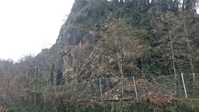 Binlerce turistin giriş çıkış yaptığı Sarp’ta dağdan düşen kayalar tehlike oluşturuyor
