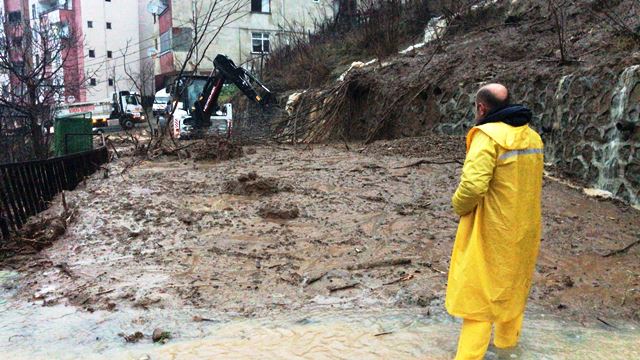 Borçka’da heyelan riski nedeniyle 3 bina tahliye edildi