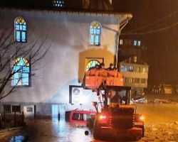 Camide Mahsur Kalan Cemaat İş Makineleri İle Kurtarıldı