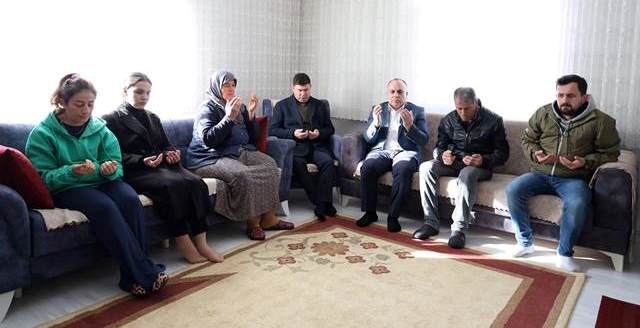 Vali Cengiz Ünsal, Çığda Hayatını Kaybeden Gökhan Yılmaz’ın ailesine taziye ziyaretinde bulundu