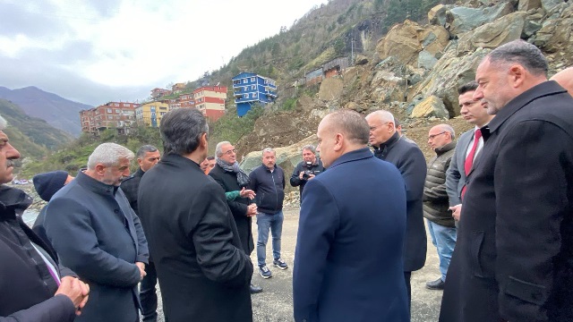 Artvin Valisi ve Milletvekili 45 gündür kapalı olan grup yolda incelemelerde bulundu