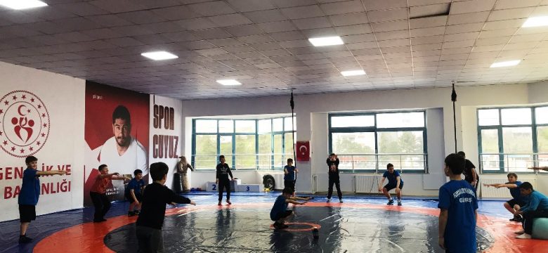 Borçka’da Güreş kursuna çocuklar ve gençler yoğun katılım gösteriyor
