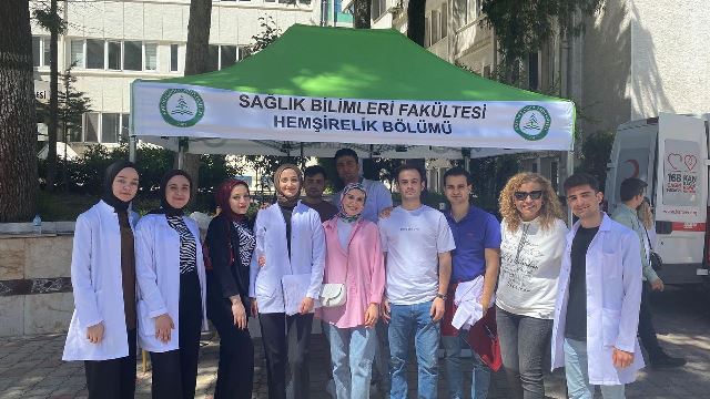 AÇÜ’lü Öğrenciler dermatolojik sorunlarını tespit etmek için stant açtı