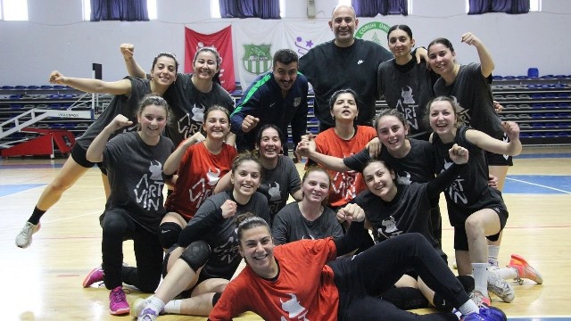 Artvin 7 Martspor Kadın Hentbol Takımı Sezonu Galibiyetle Bitirdi