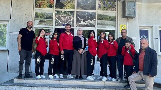 Korumalı: 6 Muay Thai sporcu ve 1 antrenör Borçka’dan yola çıktı
