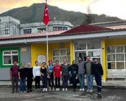 Korumalı: Borçka Acarlar MYO İnşaat Bölümü, 7 Mart Anaokulunu Boyadı