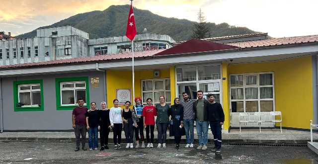 Korumalı: Borçka Acarlar MYO İnşaat Bölümü, 7 Mart Anaokulunu Boyadı