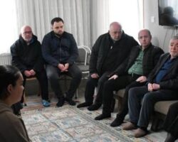 Korumalı: Borçka Kaymakamı Büyükkılıç, trafik kazasında hayatını kaybeden Emre İskenderoğlu’nun ailesine taziye ziyaretinde bulundu