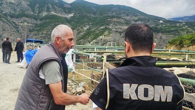 Korumalı: Artvin Emniyeti, Kurban Pazarı’nda sahte para konusunda besicileri ve vatandaşları bilgilendirdi