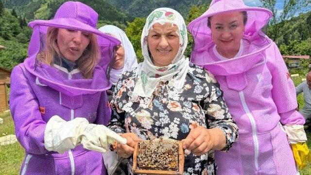 Korumalı: Apiturizm kapsamında kente gelen turist kafilesi, Macahel bölgesindeki arılıkları ziyaret ettiler